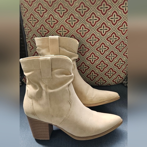 🌟Like New- Western Faux Suede Beige Ankle Boots🌟 - Picture 1 of 8